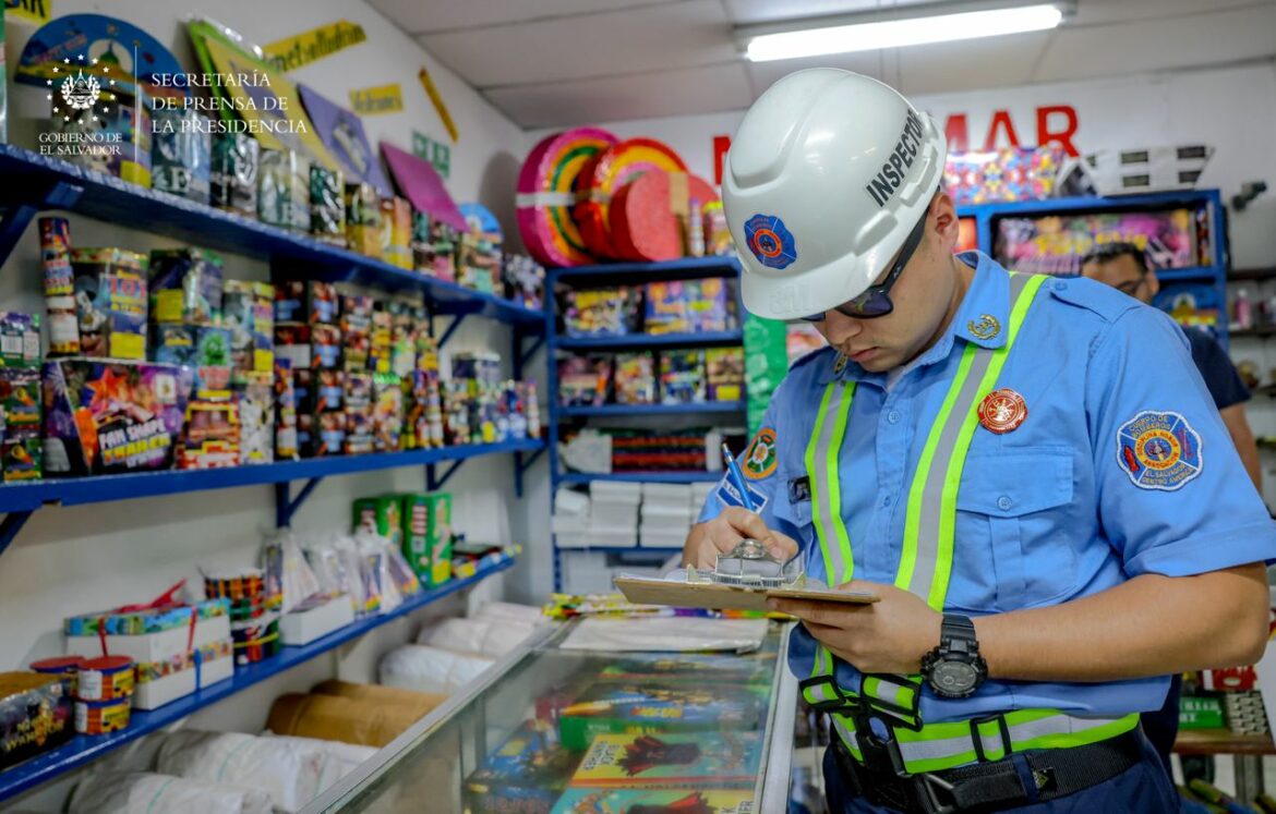 Verifican medidas de seguridas en salas de venta de pirotécnicos en San Salvador