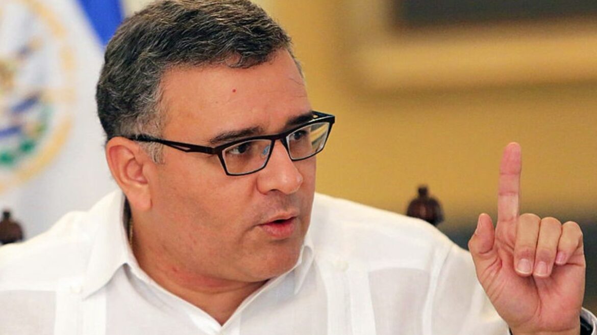 Fiscalía presenta solicitud para que Mauricio Funes y su hijo devuelvan al Estado $419,145.09