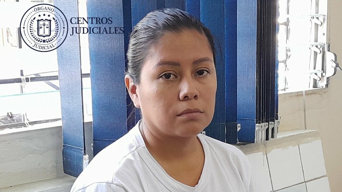 Mujer que atropelló a dos personas y simuló delito de robo de carro seguirá en prisión mientras continúan las investigaciones