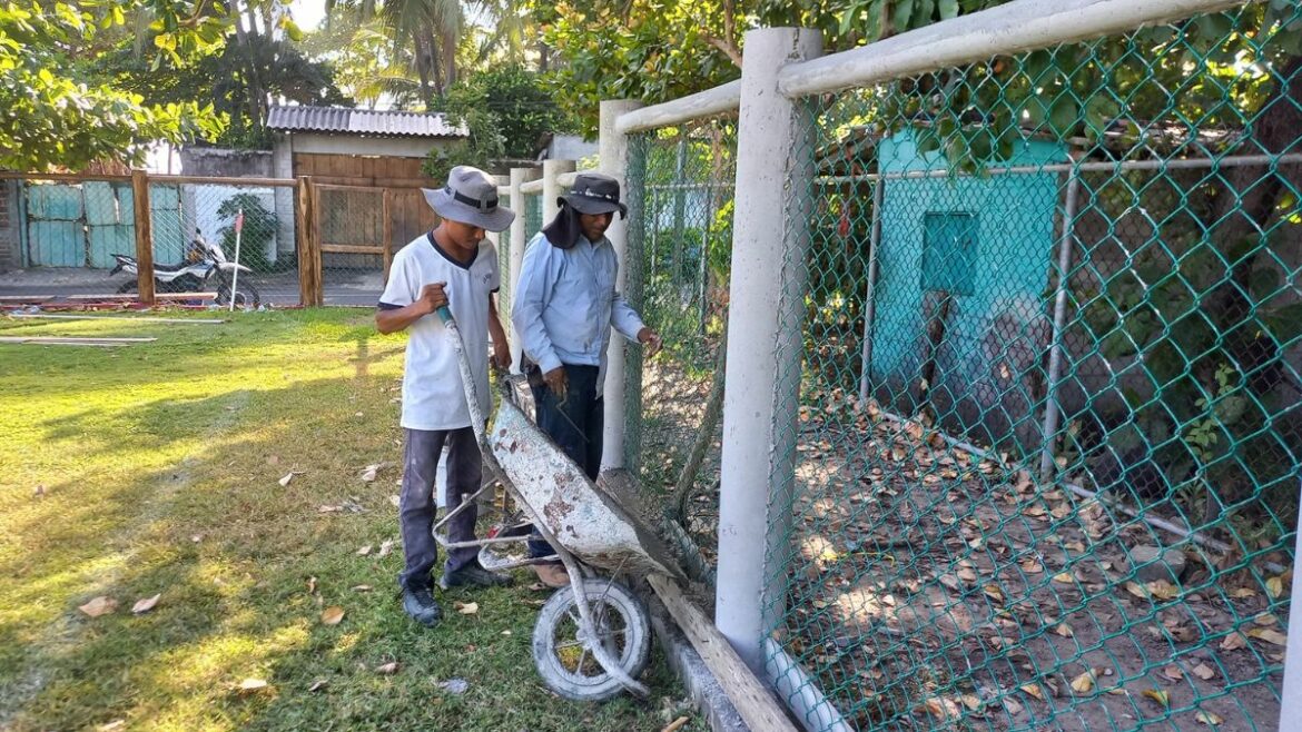 Alcaldía de San Luis Talpa realiza Mantenimiento y Reparación de Infraestructura en cancha El Coco