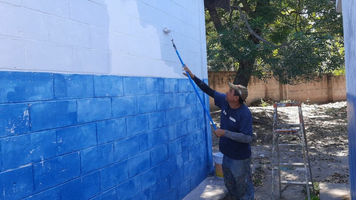 Trabajos de Embellecimiento en Pintura de Aulas del Centro Escolar El Achiotal