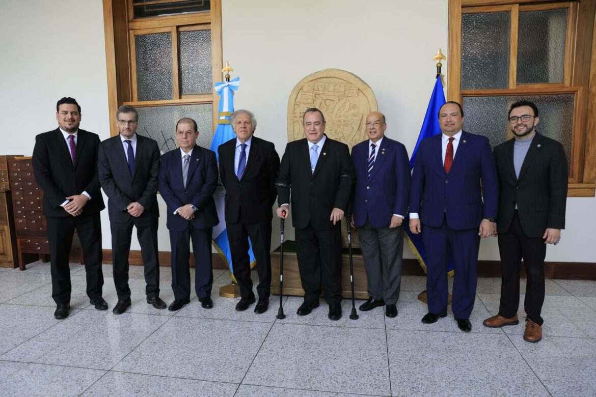 Delegación de la OEA se reunió con Alejandro Giammattei y magistrados de la CC
