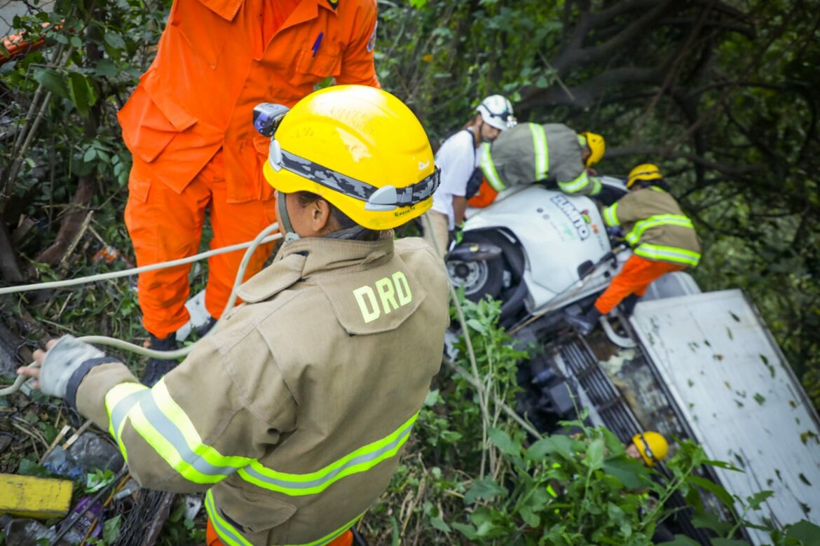 Rescatan a conductor de camión en carretera Los Chorros