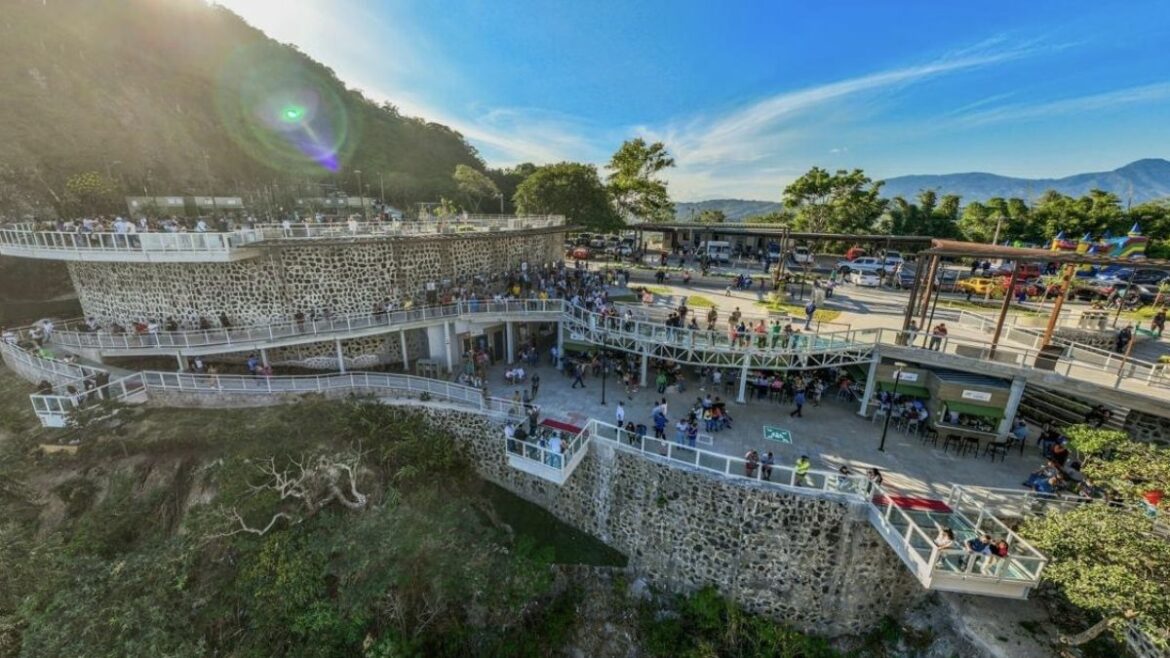 Salvadoreños y turistas extranjeros disfrutan del Parque Natural Puerta del Diablo