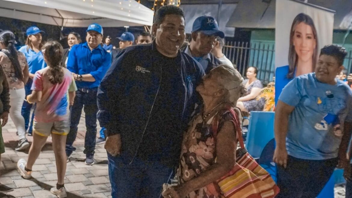 Alcalde José Chicas celebra con la comunidad en Plaza Bitcoin