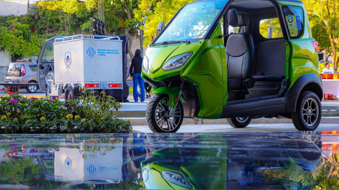 La DGEHM suministro vehículos eléctricos y estaciones de carga a las alcaldías de San Salvador y Santa Tecla