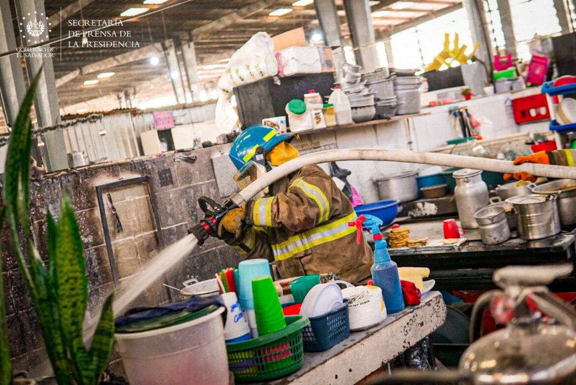 Mujer muere en incendio en mercado de Ahuachapán