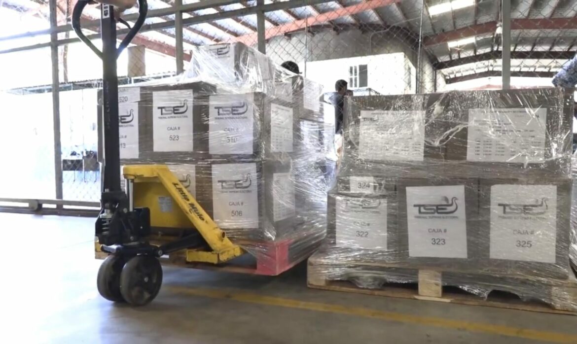 Trasladan las primeras papeletas de votación desde la imprenta hacia la sede de la Dirección de Organización Electoral