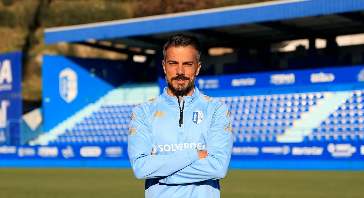 Rubén de la Barrera es presentado y viste los colores del Vizela, de Portugal
