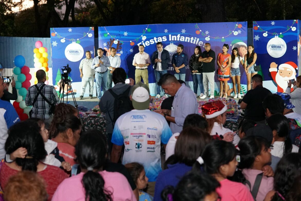 Ministro Castro participó en fiesta navideña para la niñez de San Salvador organizada por el Movimiento Social Comunitario