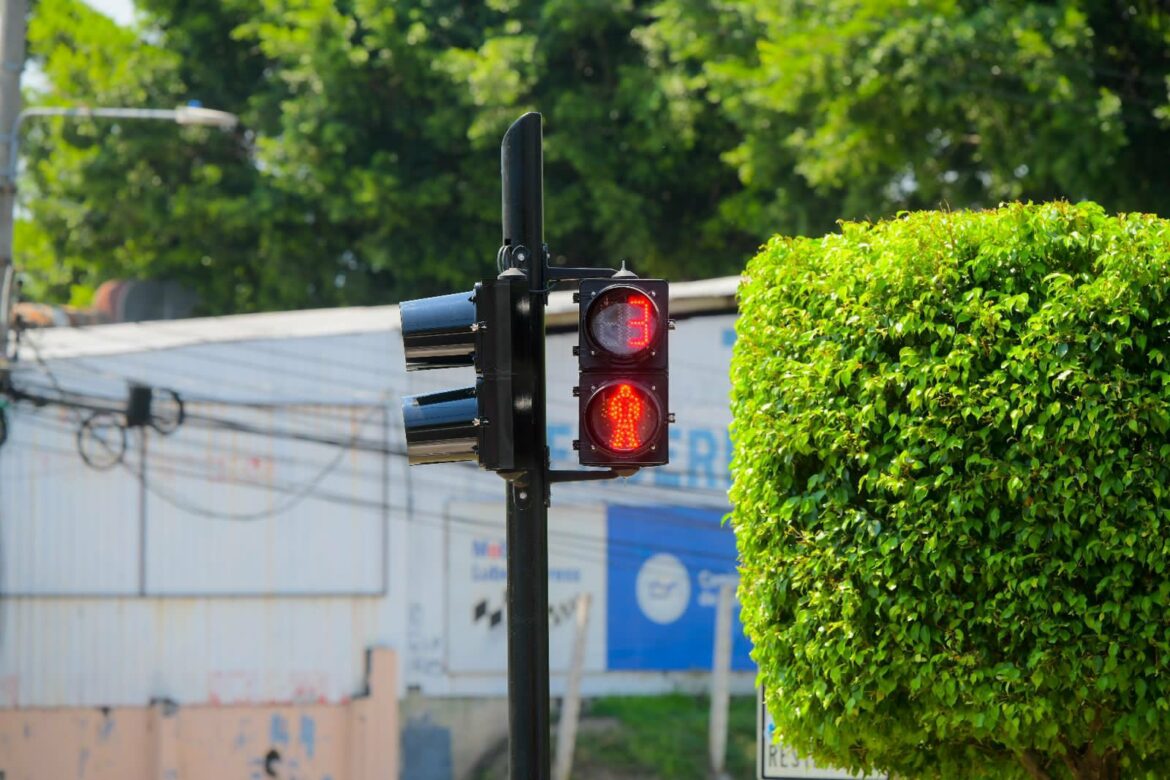 75% de avance presenta proyecto de instalación de semáforos inteligentes en el Área Metropolitana de San Salvador, asegura el VMT
