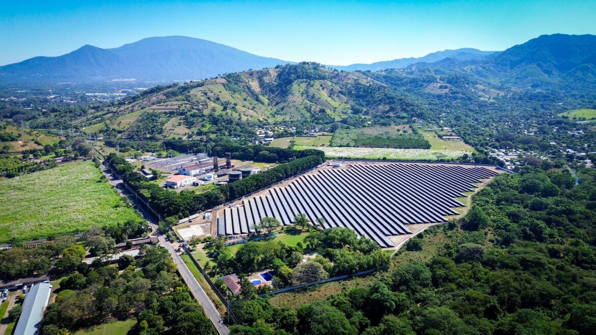 Bukele inauguró la primera planta fotovoltaica que reducirá 17 mil toneladas de emisiones de dióxido de carbono
