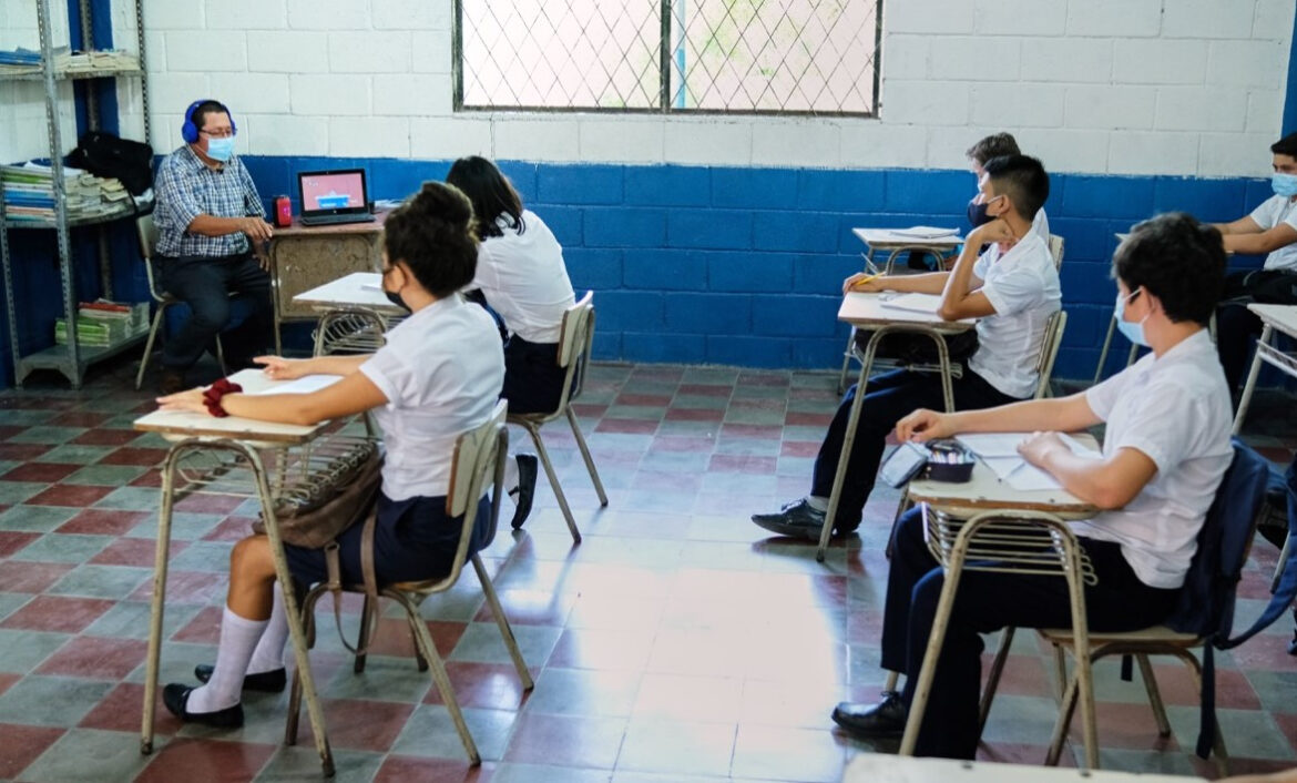 A partir de enero de 2025, los docentes interinos contratados por Educación serán incorporados a plazas por Ley de Salarios