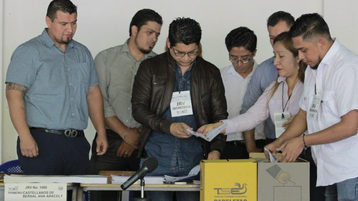 TSE invita a la diáspora a inscribirse para ser parte de la JRVEX