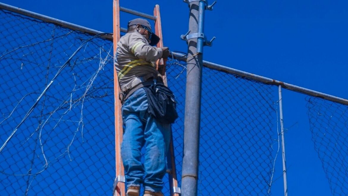Trabajos de Instalación de Luminarias en Canchas de Fútbol de Ilopango