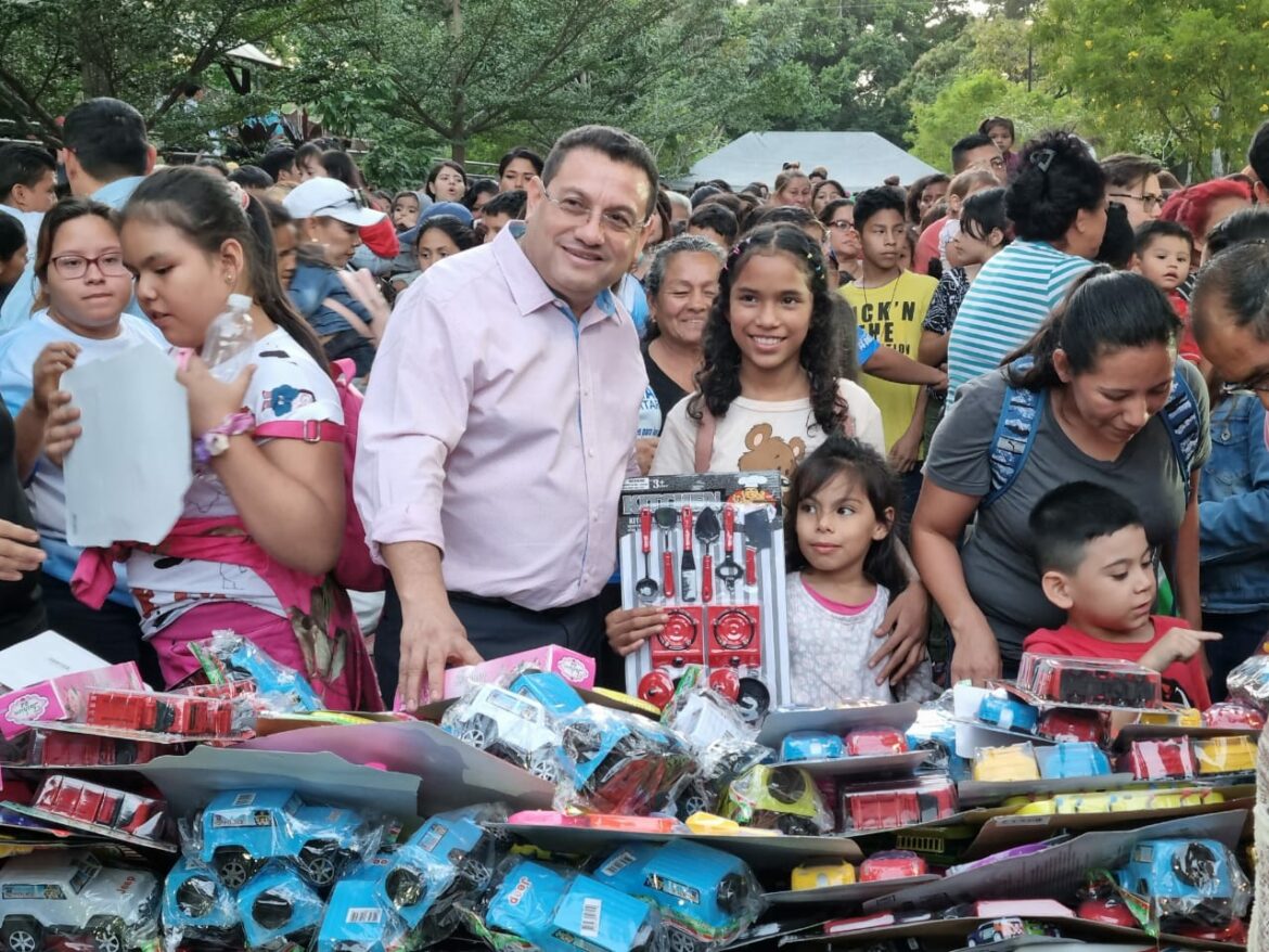 El ministro Castro se unió al Movimiento Comunitario a la fiesta infantil para diversas comunidades de San Salvador