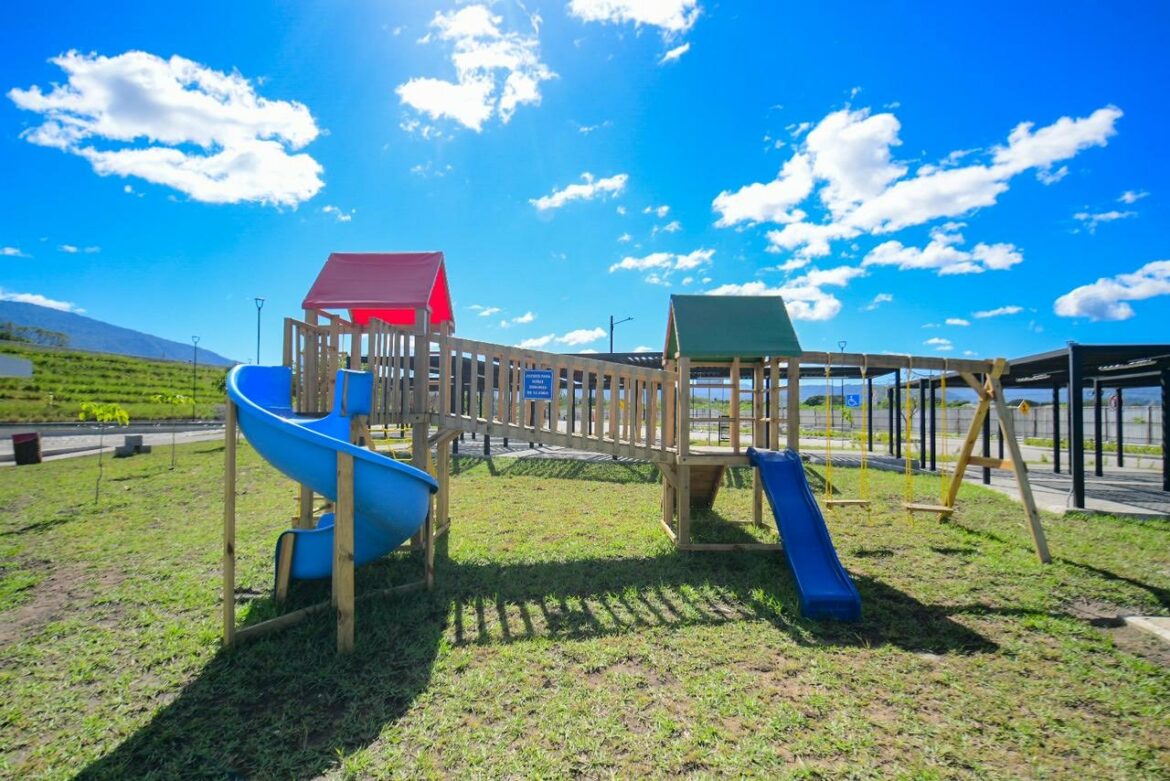 Mtro. Rodríguez entrega un parque público a familias de San Juan Opico, La Libertad