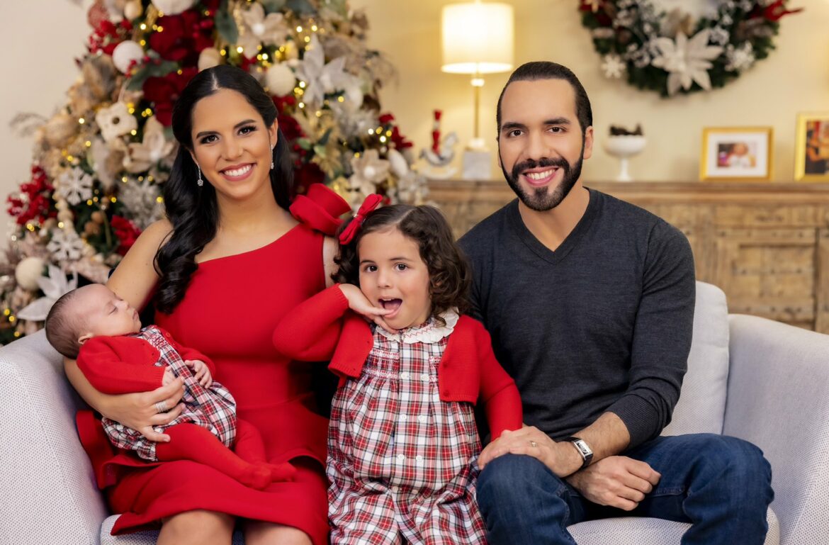 Bukele envía mensaje de navidad a los salvadoreños y por primera vez aparece la nueva integrante de la familia presidencial