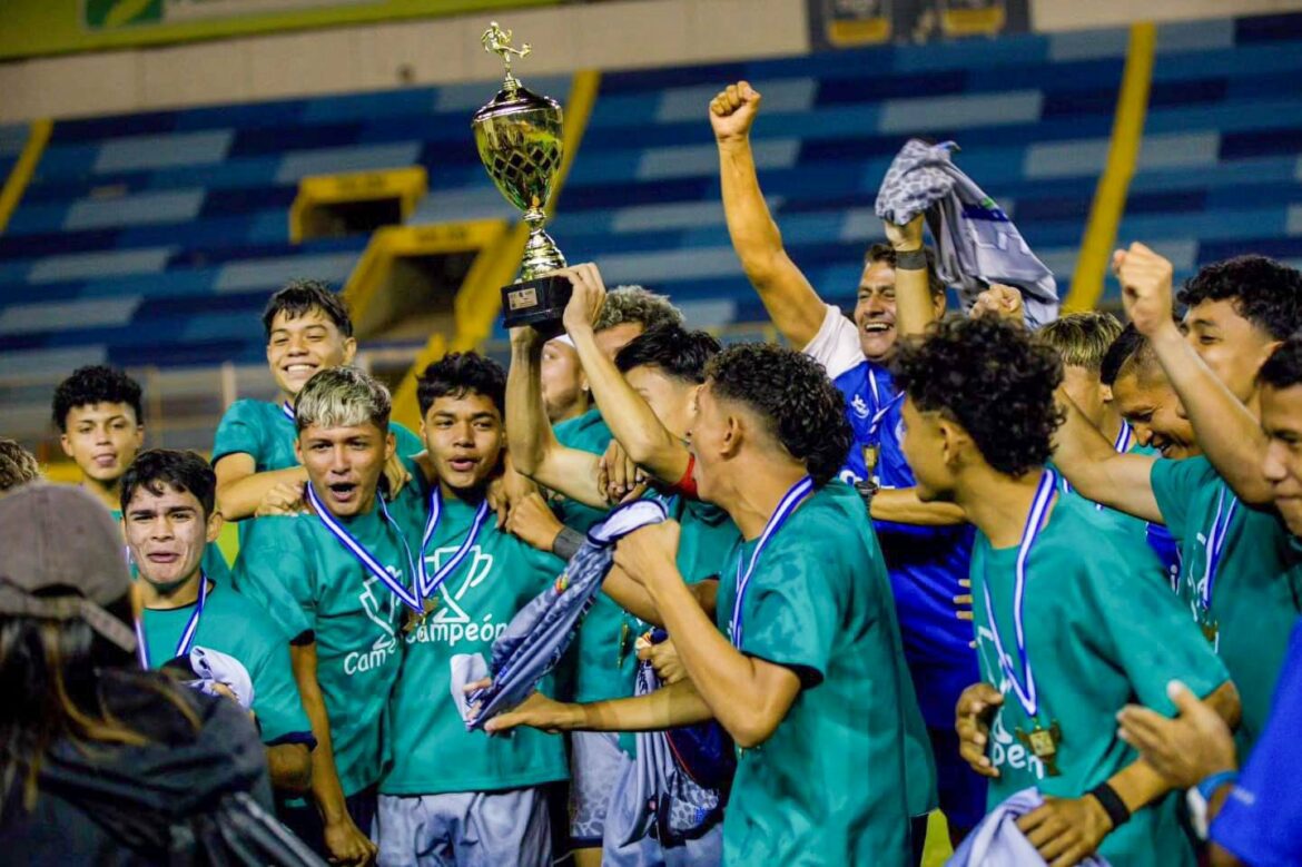 Sobrino de Luis Suárez se convierte en campeón del torneo de Apertura Sub 17, con el Metapán