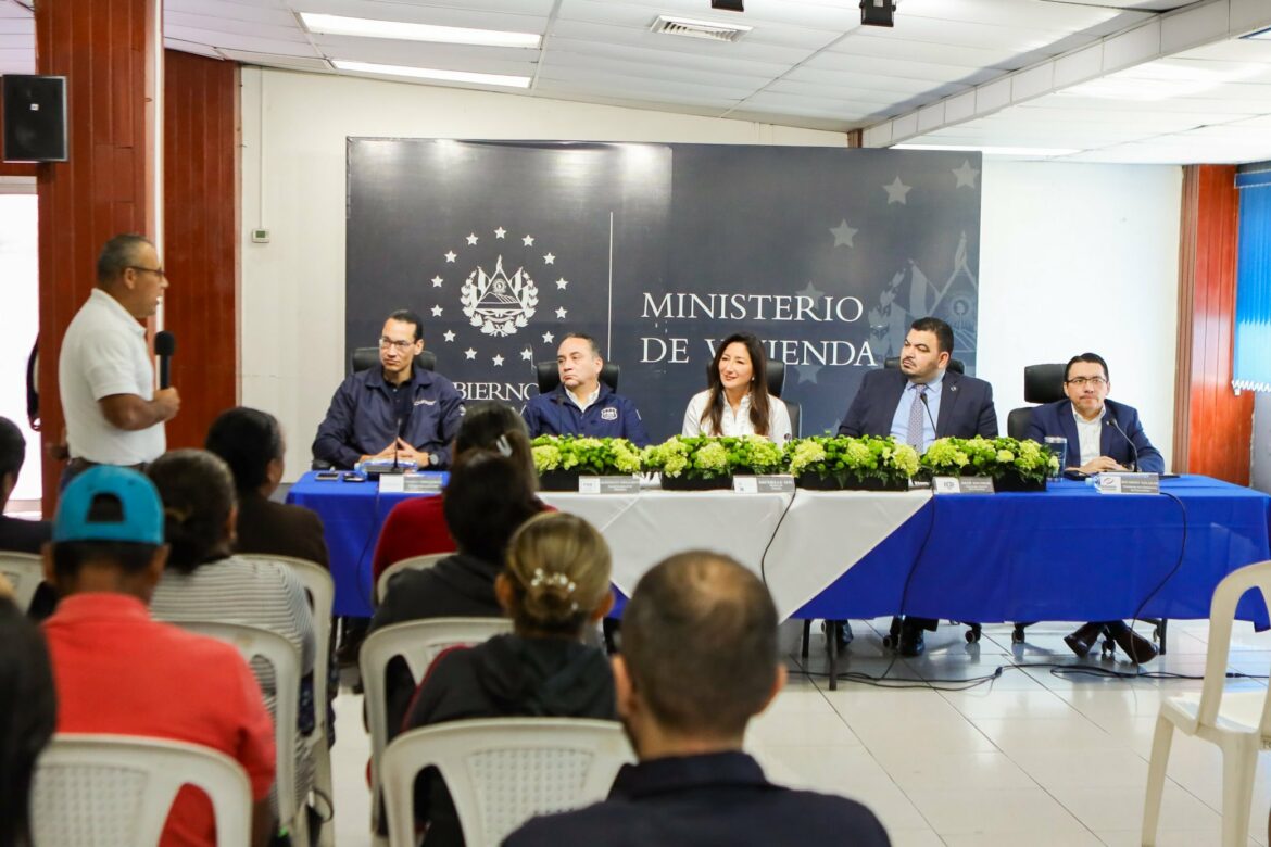 Ministerio de Vivienda entrega 16 escrituras a familias de la lotificación San Antonio Caminos