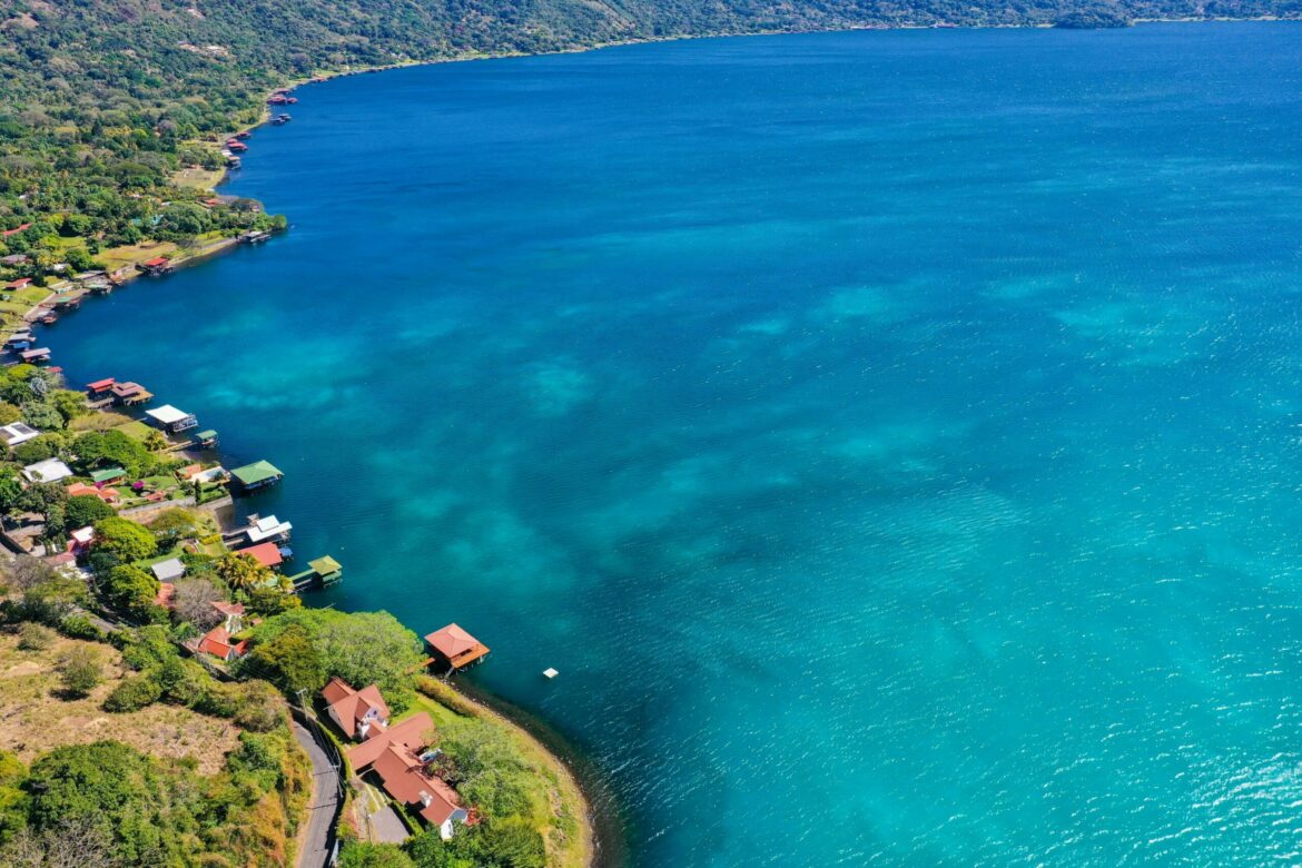 El lago de Coatepeque se viste de turquesa