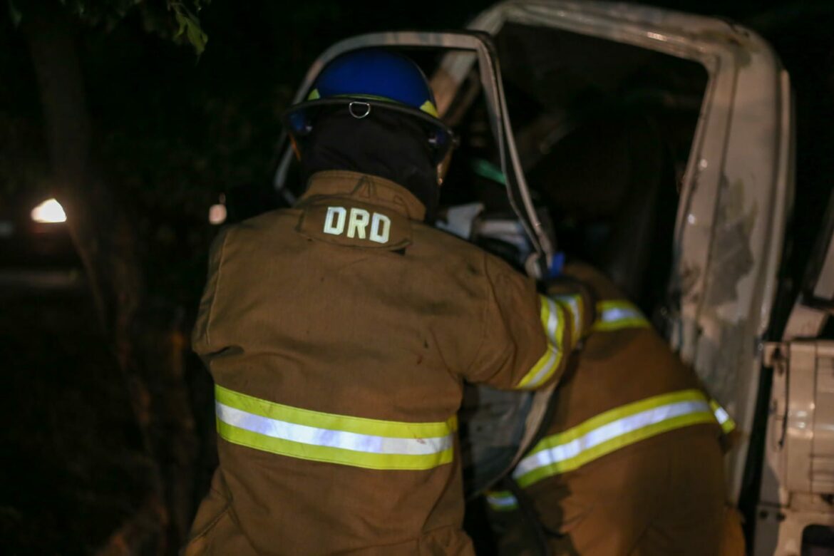 Bomberos rescata a hombre atrapado entre los hierros retorcidos en accidente de tránsito en Cuscatlán