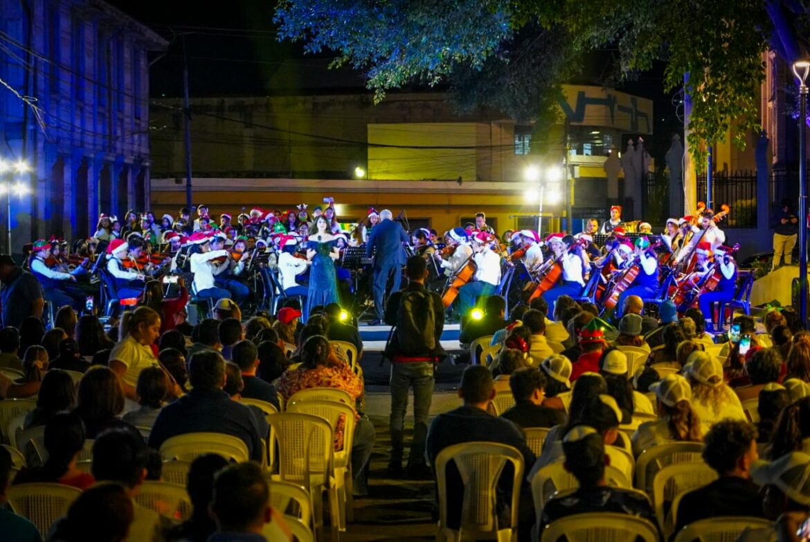 La Orquesta Sinfónica de San Salvador cerró su temporada 2023, con un concierto organizado frente al mercado Sagrado Corazón