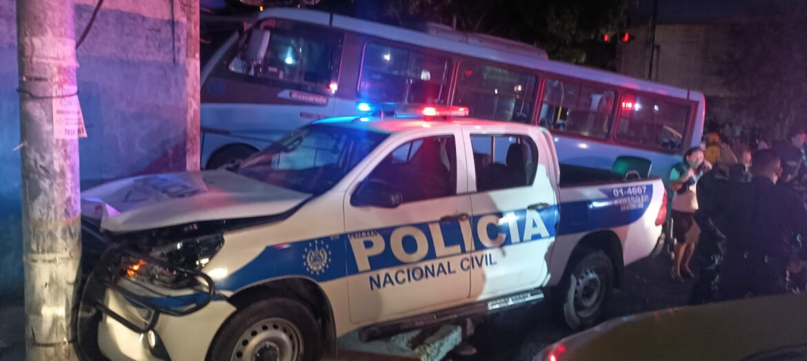 Patrulla policial es embestida por microbús en reconocida intersección de San Salvador