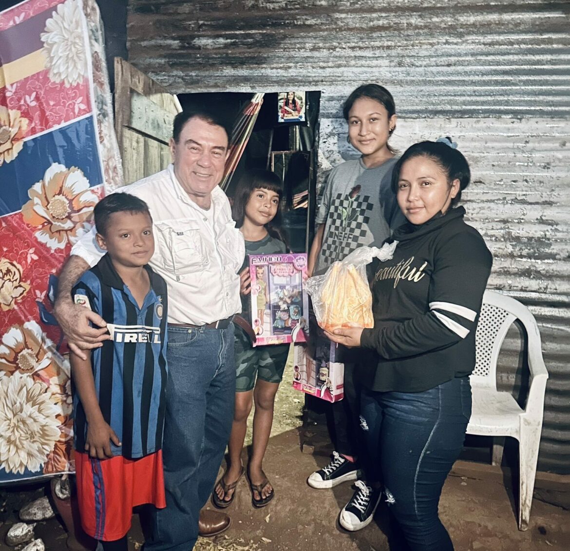 Diputado Carballo celebró la Navidad en Comunidad 5 Canchas: “mi regalo más valioso es su amor y compañía”