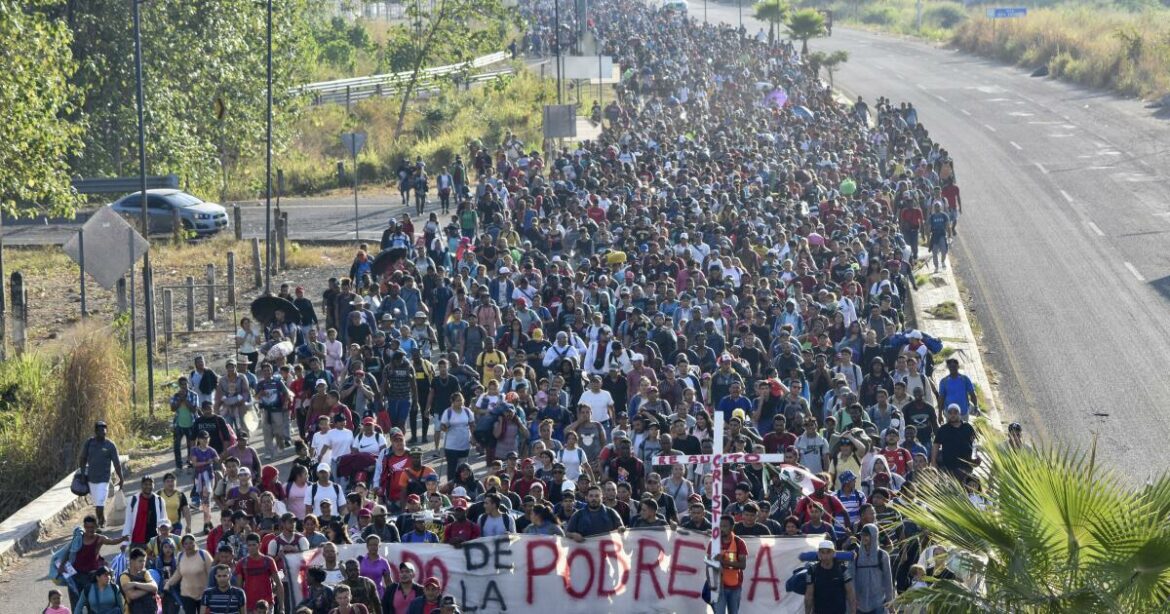 Miles de migrantes abandonaron la ciudad mexicana de Tapachula, se dirigen a Estados Unidos