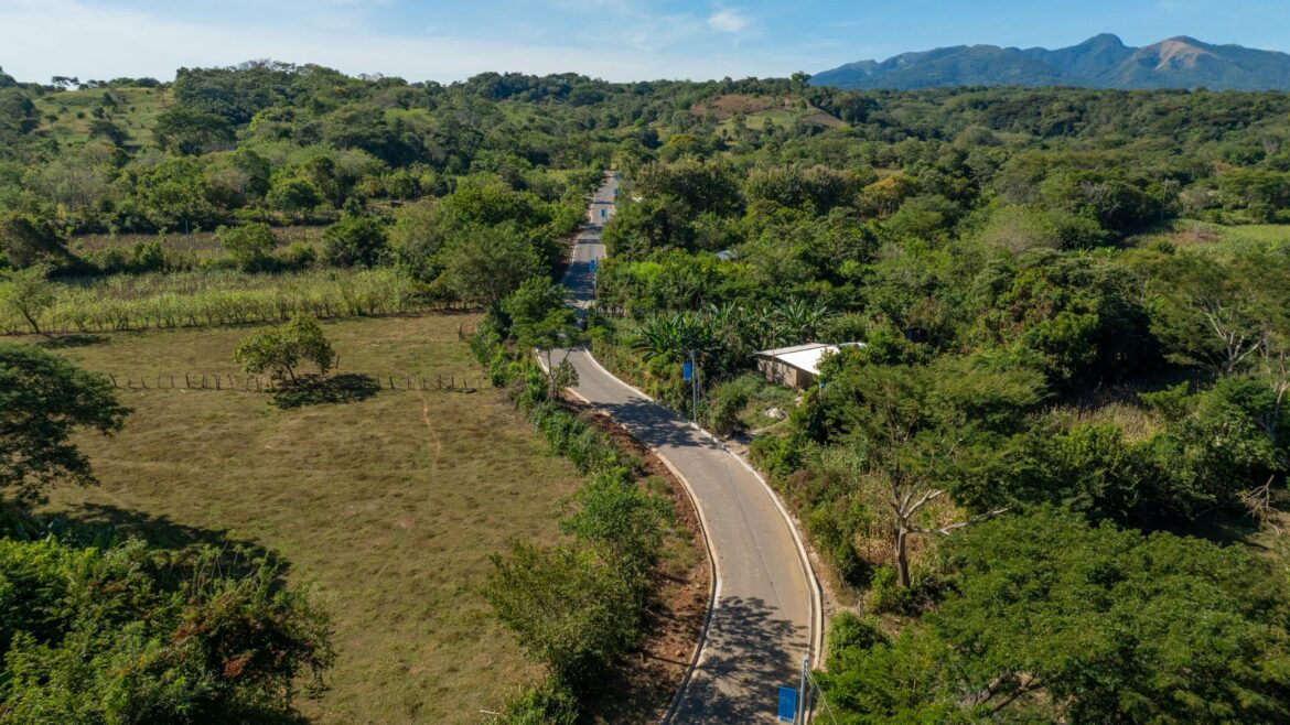 En Suchitoto, la DOM entregó 4.4 km de calle renovada a comunidades Zacamil 1 y 2