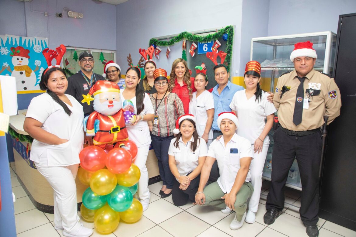 La directora del ISSS, Mónica Ayala, compartió un momento de alegría con niños hospitalizados