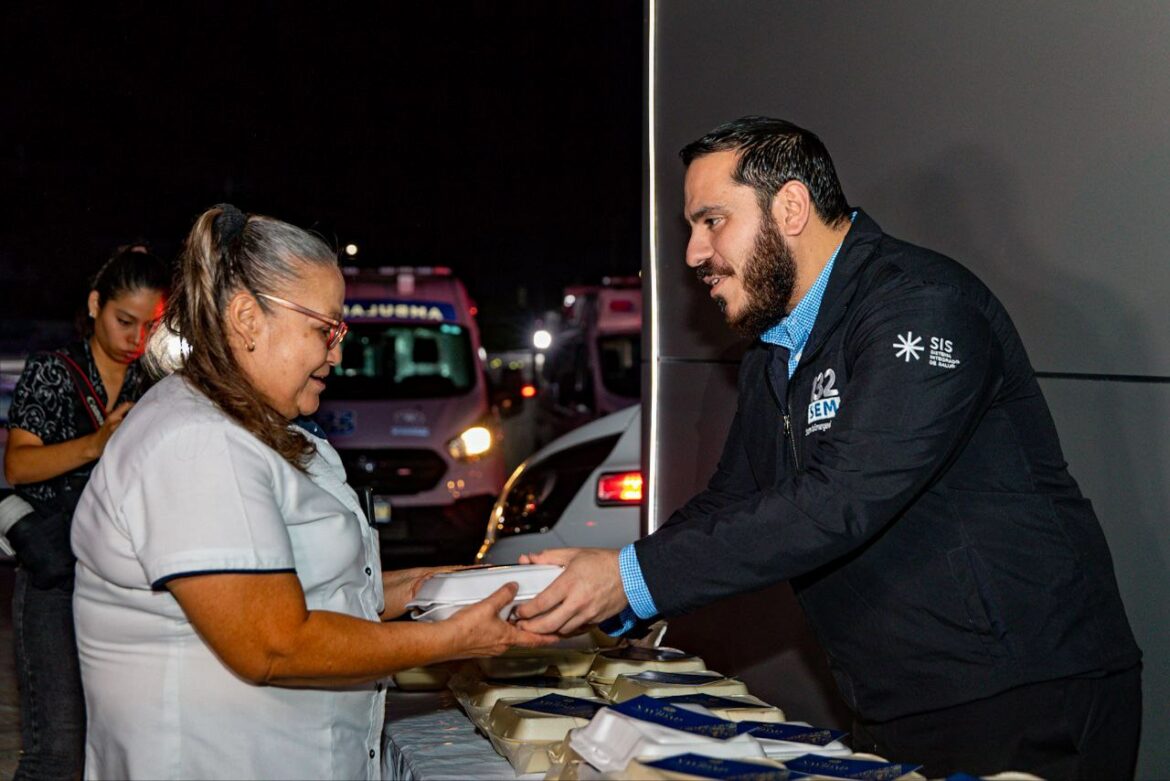 Entregan cenas a profesionales de la salud que se encuentra laborando en Nochebuena