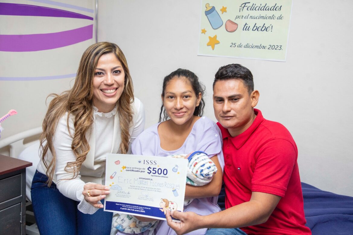 ISSS celebra a los primeros bebés nacidos en esta Navidad