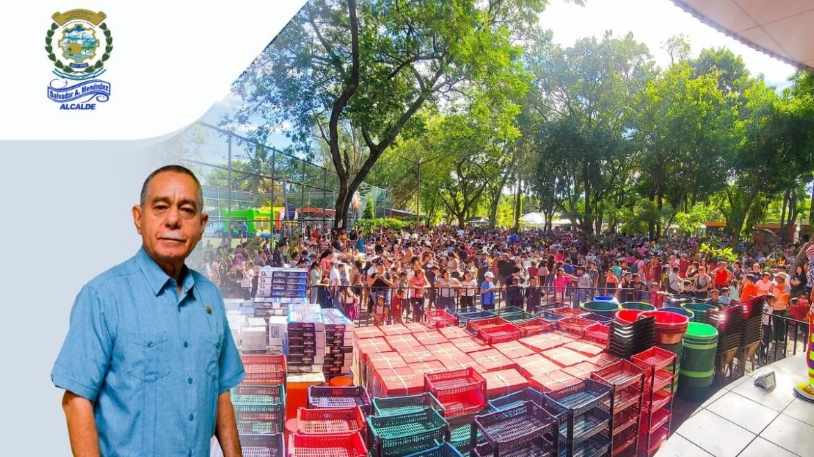 Gran Fiesta Navideña en San Luis Talpa con más 1000 regalos