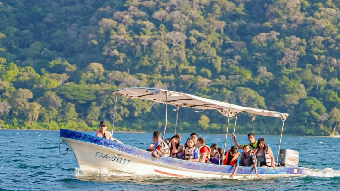 «Navidad Turquesa», en el Lago de Coatepeque