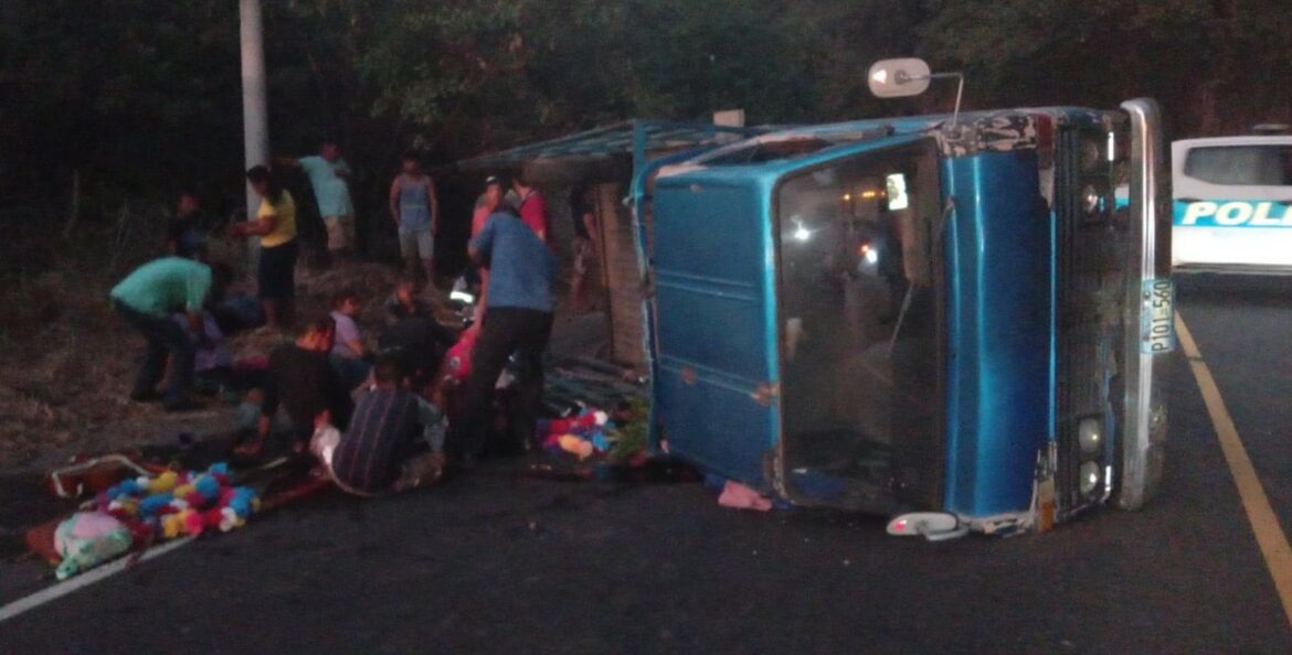 Un camión que transportaba más de una veintena de personas volcó en la carretera Litoral, a la altura del cantón Mizata, La Libertad
