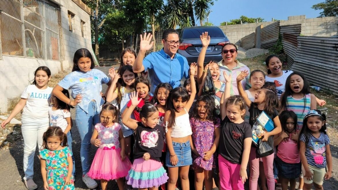 Alcalde Henry Flores realizó entrega de juguetes en Comunidad Las Margaritas