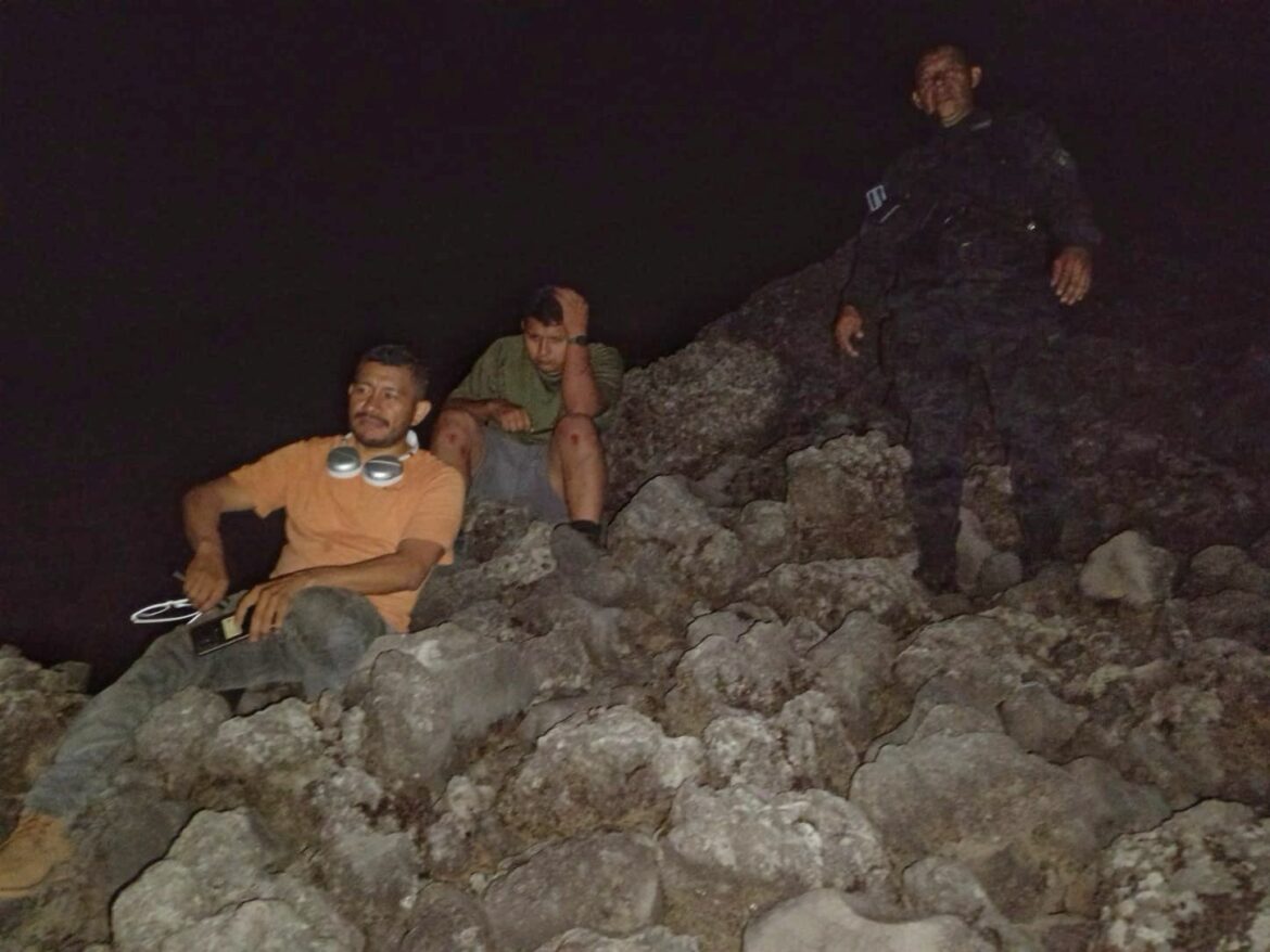 Rescataron a tres jóvenes extraviados en lugar de difícil acceso del volcán de Izalco