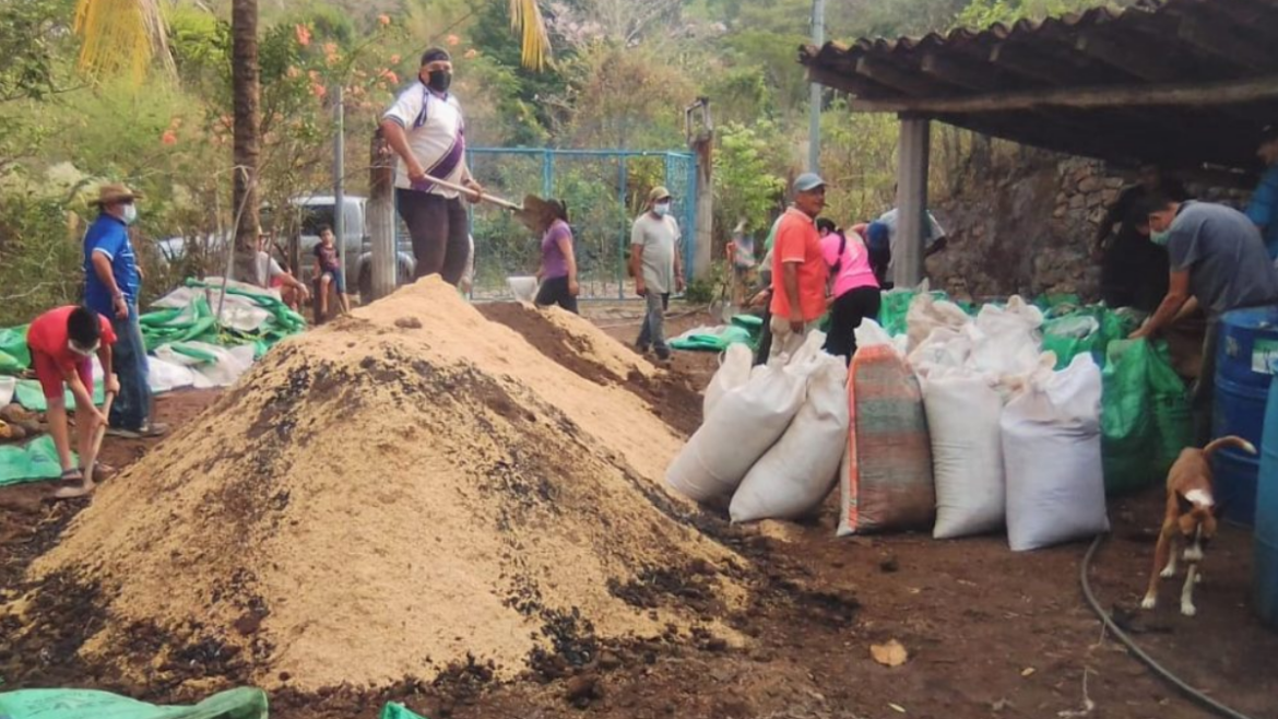 Productores de Conchagua aprenden a elaborar abono orgánico