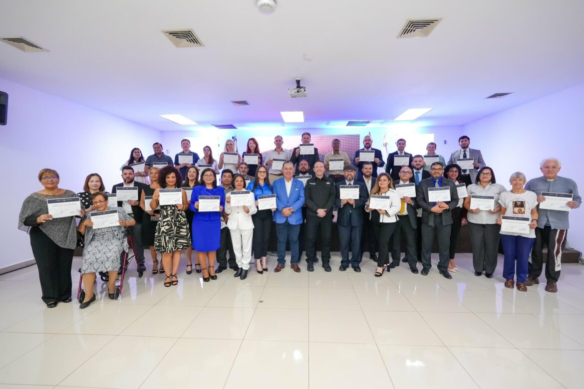 El Salvador nacionaliza a 36 extranjeros procedentes de Inglaterra, Perú, Uzbekistán, Argentina y otros países
