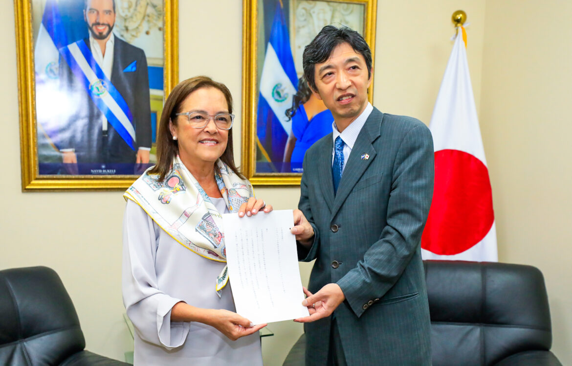 Embajador de Japón, Yoshitaka Hoshino, presenta copias de estilo ante la canciller Hill