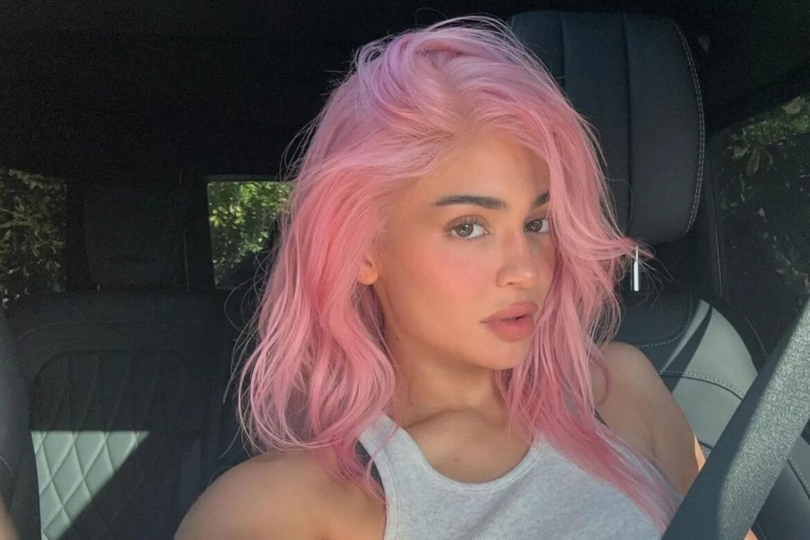 El ‘ICED PINK’ el nuevo tono de cabello que luce Kylie Jenner