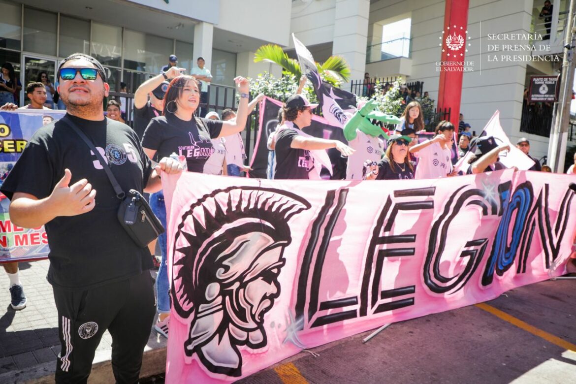 Extranjeros y nacionales se reúnen frente al hotel donde se concentra el Inter Miami con la esperanza de conocer a Messi