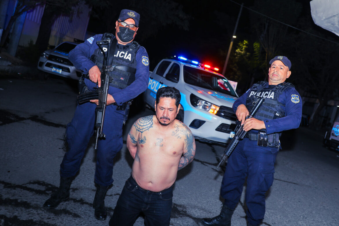 Honduras entregó a pandillero salvadoreño de la 18S que intentó escapar de la Guerra contra Pandillas