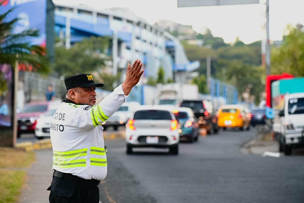 Activan despliegue de equipos para agilizar el flujo vehicular en los alrededores del estadio de Cuscatlán
