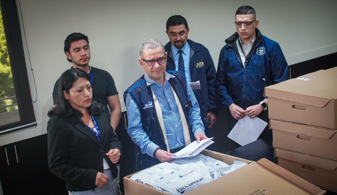 Supervisan el traslado de la tinta indeleble que se utilizará en las elecciones del exterior