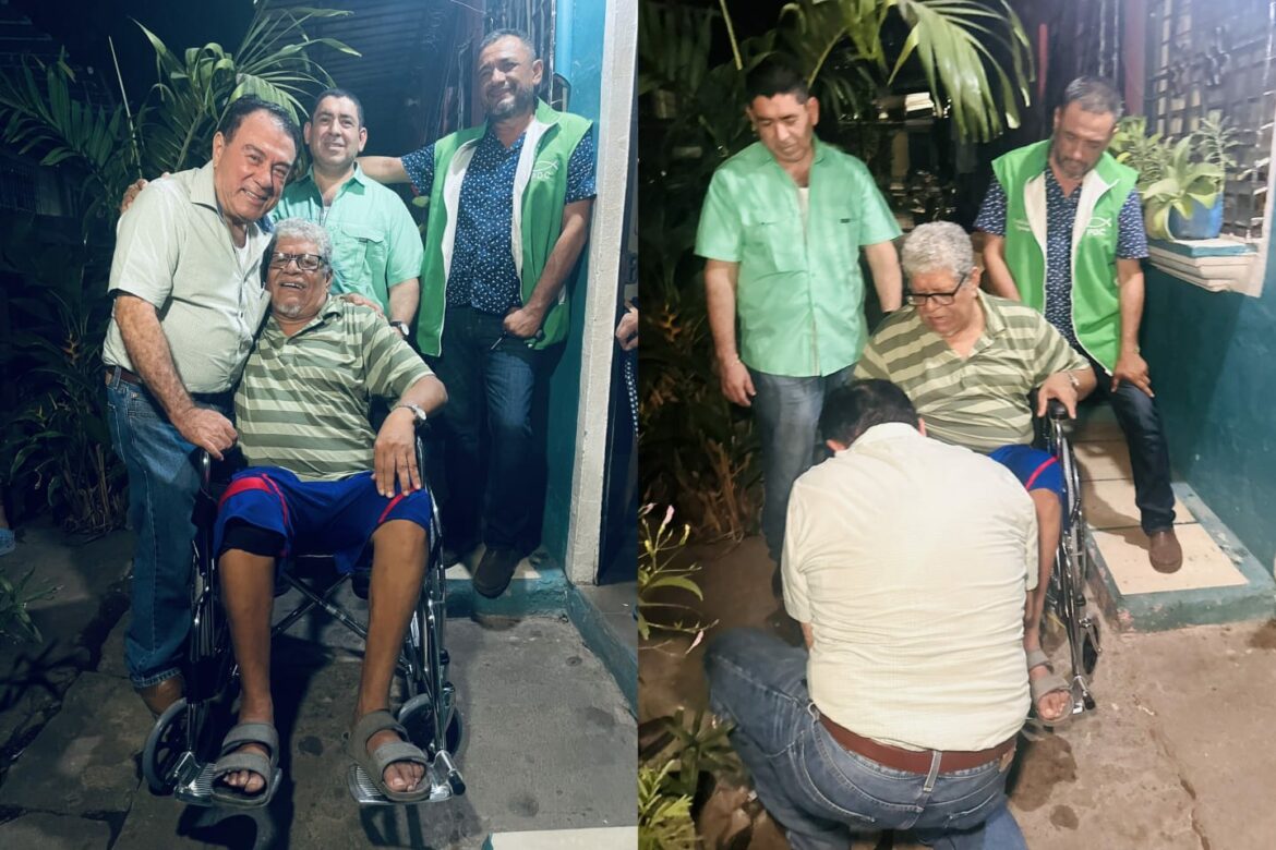 Diputado Carballo cumple el sueño de don Erick donándole una silla de ruedas