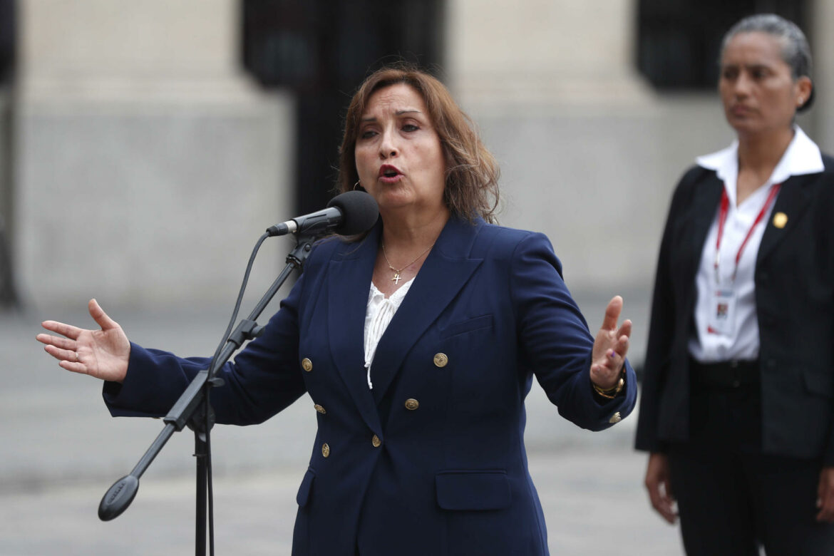Agredieron a la presidenta de Perú, Dina Boluarte, durante su visita a Ayacucho