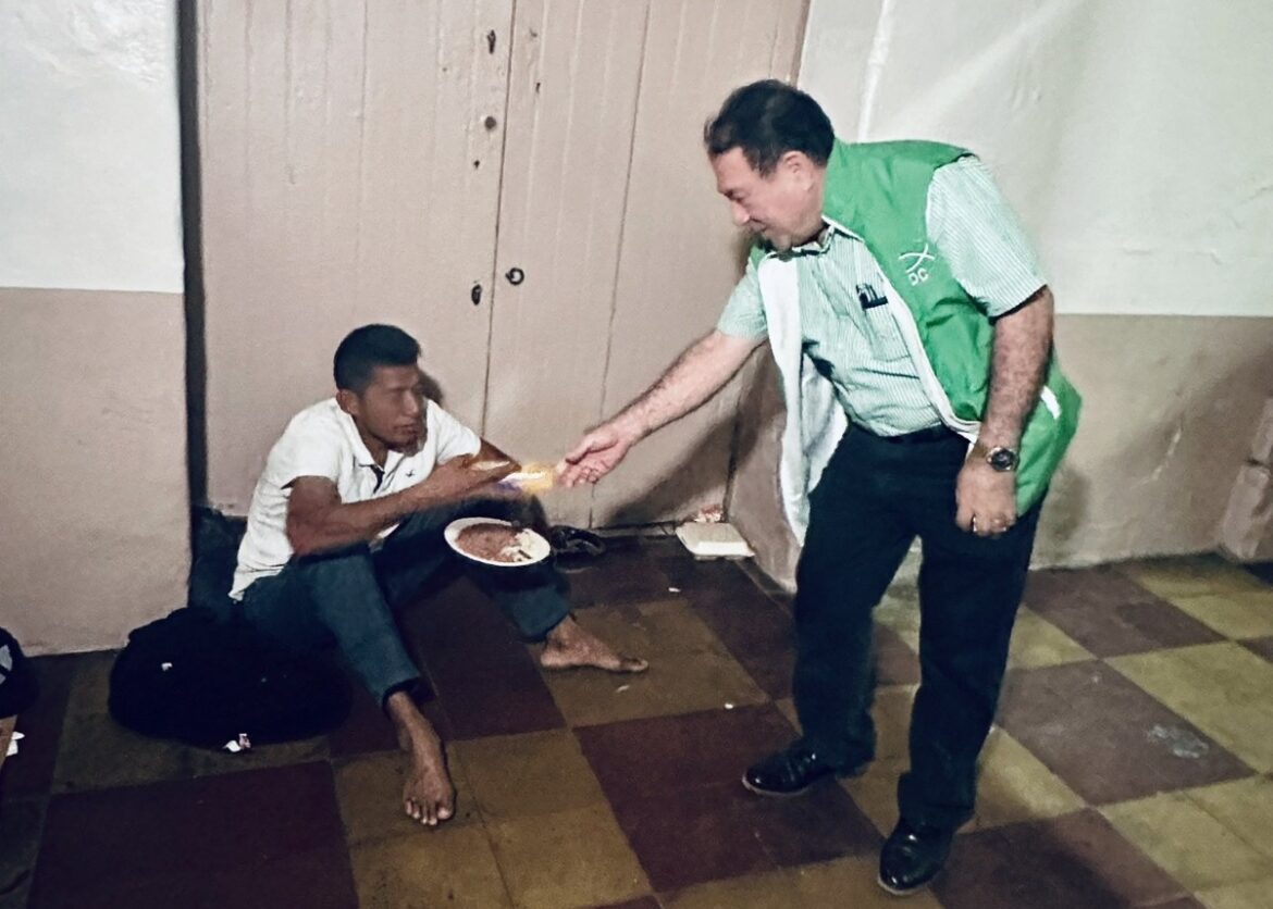 Diputado Reynaldo Carballo entrega cena a salvadoreños en situación de calle en San Miguel
